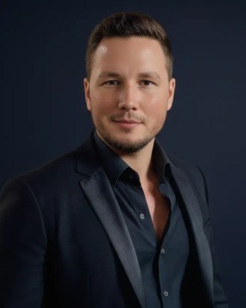 Fabian Klees, Gründer von STANDARDWERK. Porträt, mit KI nachbearbeitet.